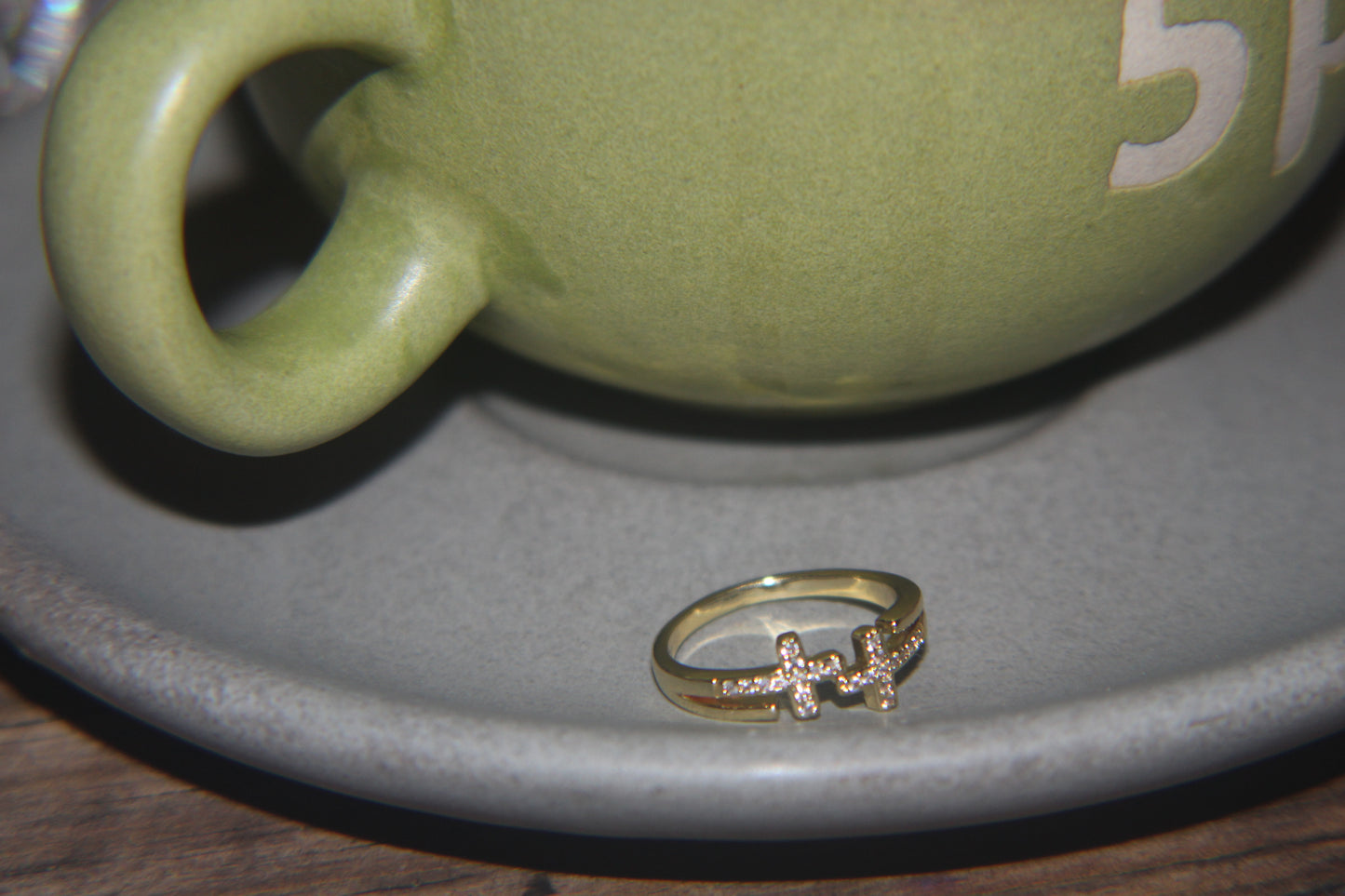 Anillo de dos cruces dorados